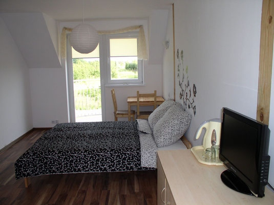 2 Personen Zimmer ausgestattet mit einem Balkon, Bad, TV (alle Deutsche SAT Programme), Teller, Besteck, Kühlschrank und einem Wasserkocher.