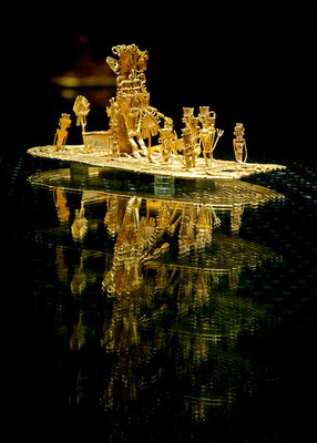 Von einheimischen Meistern der Goldschmiedekunst gefertigt, ist das “Goldfloß von Eldorado” nicht nur eine filigrane Kostbarkeit welche die El-Dorado-Zeremonie abbildet, sondern auch der Ursprung des kolonialen Goldrausches spanischer Eroberer
