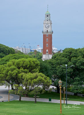 Torre Monumental, bis 1982 Torre de los Ingleses (spanisch für "Turm der Engländer"), ist ein Uhrenturm im Stadtteil Retiro in der argentinischen Hauptstadt Buenos Aires. Er war ein Geschenk der britischstämmigen Argentinier an die Stadt