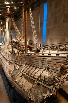 König Gustav II. Adolf von Schweden ließ ab 1625 das Kriegsschiff Vasa bauen. Es sollte die Interessen des lutherischen Schweden gegen das katholische Polen während des Dreißigjährigen Krieges zur Geltung bringen.