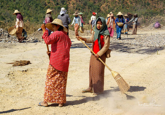 Strassenbau ist Frauenarbeit in Myanmar 