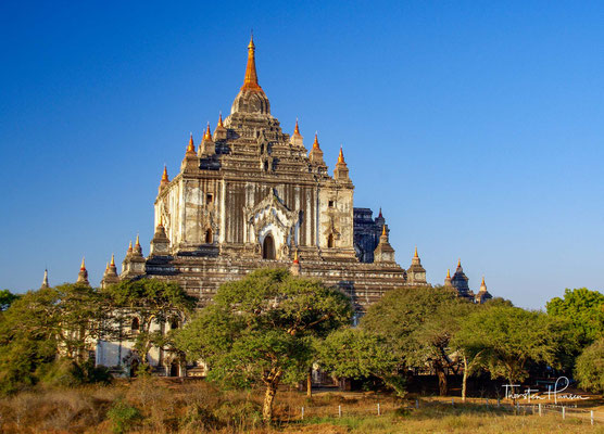 Die Stadt wurde 849 vom König mit einer Mauer umgeben. Schon zu dieser Zeit begannen sich der aus Indien kommende Tantrismus oder Vajrayana-Buddhismus und der einheimische Schlangenkult zu mischen.
