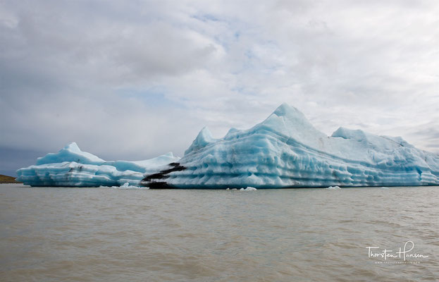 Die Eisberge haben hier allerdings kleinere Ausmaße als im Jökulsárlón.
