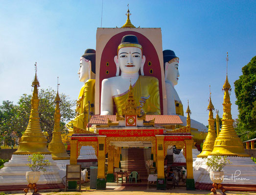 Kyaikpun-Pagode - Die Buddhas der vier Weltzeitalter Kakusandha, Konagamana, Kassapa und Gautama sitzen angelehnt an einen 30 m hohen quadratischen Pfeiler und schauen in die vier Haupthimmelsrichtungen: 