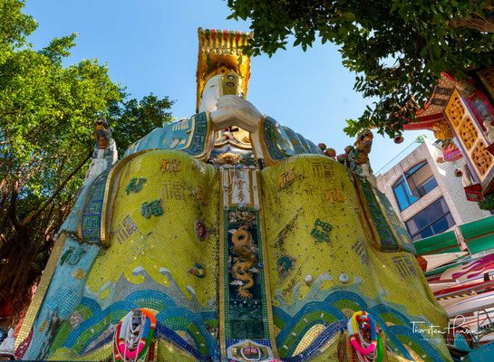 Hoch aufragende Statuen der Gottheiten Kwun Yam und Tin Hau dominieren den malerischen Garten, der hinunter zum Strand führt.
