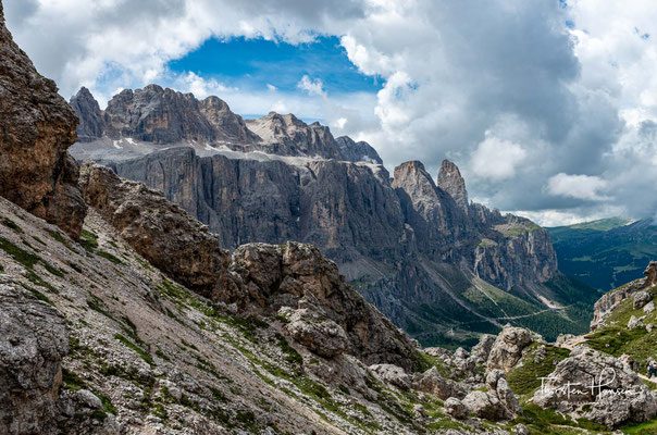 Die Sellagruppe oder einfach Sella (ladinisch l Sela, italienisch il Sella) ist ein plateauförmiger Bergstock in den Dolomiten in Italien. 