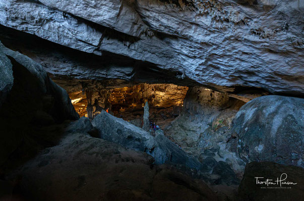 Die Legende besagt, dass dies ein Ort war, in dem May ihre 100 Kinder badete, erzog ihnen zu klugen und glücklichen Menschen. Ein Pfad schlängelt sich aus der Grotte, es war der Weg, auf dem May zusammen mit ihren 50 Kindern den neuen Ländern bauten.