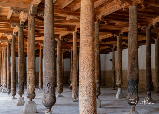 Die Dschuma-Moschee (usbekisch Juma masjid; deutsch Freitagsmoschee) ist die Große Moschee von Xiva. 