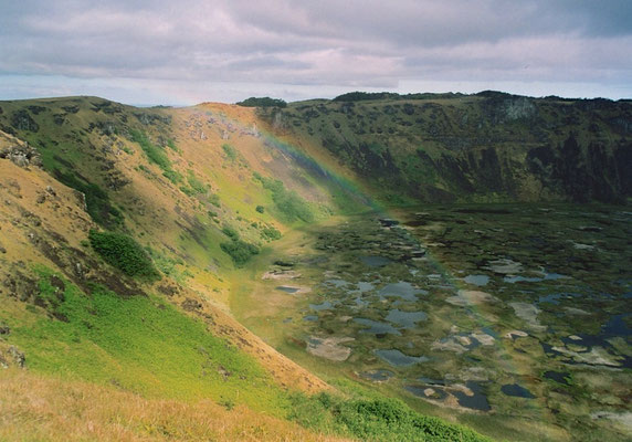 Krater Rano Kau mit dem Zeremoniendorf Orongo