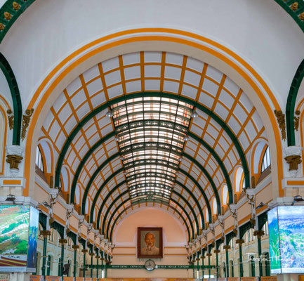 Die Stahlkonstruktion des Gebäudes hatte der französische Ingenieur Gustave Eiffel entworfen. Von einem riesigen Gemälde in der Halle aus wacht Hồ Chí Minh über die Arbeit der Postangestellten.