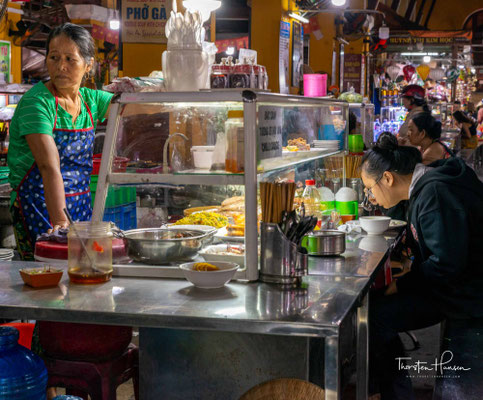 Der große Markt der Altstadt ist ein wichtiger Treffpunkt der Bewohner von Hoi An