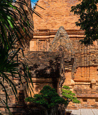 Aus einer Stele, die auf das Jahr 781 n. Chr. datiert wird, geht hervor, dass der König der Cham, Satyavarman, nach der Wiederherstellung seiner Macht in der Region des heutigen Nha Trang einen zerstörten Tempel wiederhergestellt habe.