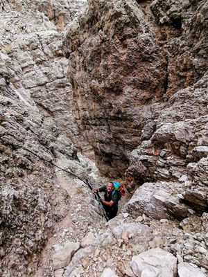 Die Felsen, die nur an wenigen Stellen wirklich steil sind, wurden mit guten Drahtseilsicherungen ausgestattet.