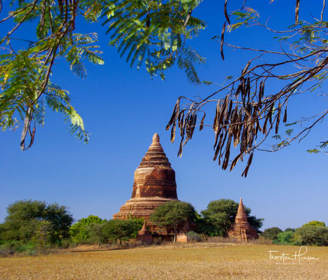 Das zuvor von Bagan aus regierte Reich zwischen den südlichen Ausläufern des Himalaya und dem Indischen Ozean zerfiel für mehr als zwei Jahrhunderte in zahlreiche Kleinstaaten, die sich ständig gegenseitig bekämpften.