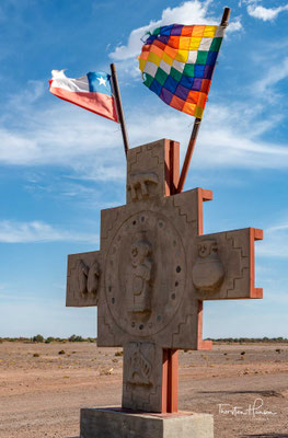 Am Eingang zum Mondtal weht die chilenische und die Whipala-Flagge der Ureinwohner