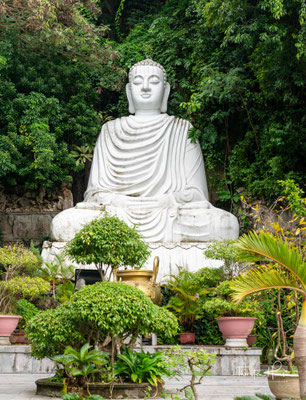 Auf dem Weg zum Gipfel trifft man auf viele buddhistische Statuen 