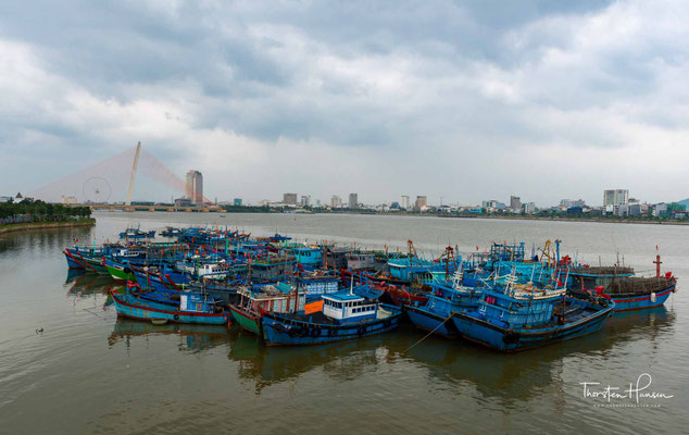 Sie liegt am Delta des Flusses Han. Im Norden schließt sich der Wolkenpass als Wetterscheide an, nicht weit davon liegt die alte Kaiserstadt Huế.