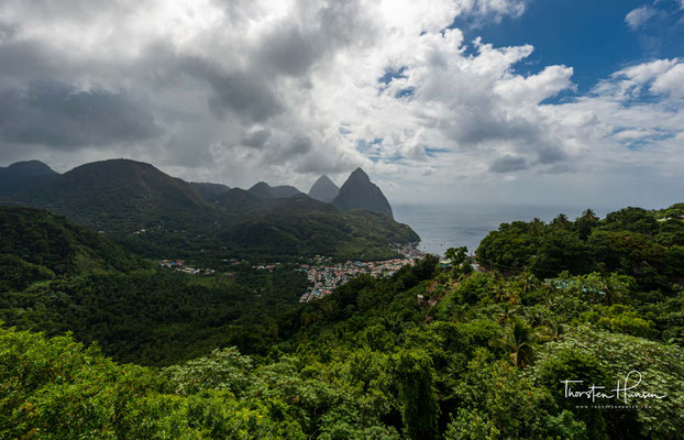 Blick vom Norden auf die Pitons, im Vordergrund Soufrière
