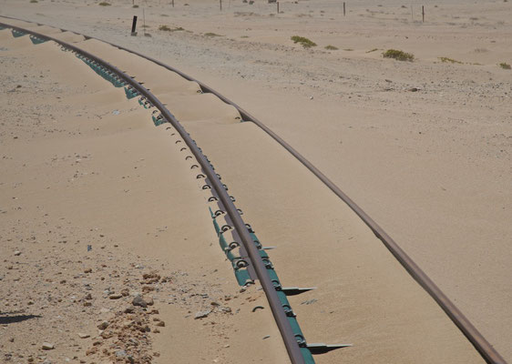 Verwehte Schienen in der Namib Wüste 