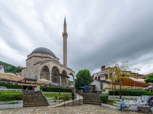 Die Moschee wurde vom Wesir Cigalazade Yusuf Sinan Pascha zu Anfang des 17. Jahrhunderts, unweit des Flusses Prizrenska Bistrica (alb. Lumëbardhi) im Zentrum der Altstadt errichtet.