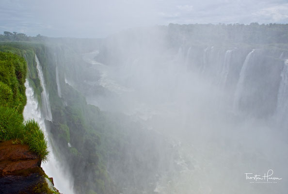 Blick auf den „Teu­fels­schlund“ (port. Gar­gan­ta do Dia­bo; span. Gar­gan­ta del Dia­blo)