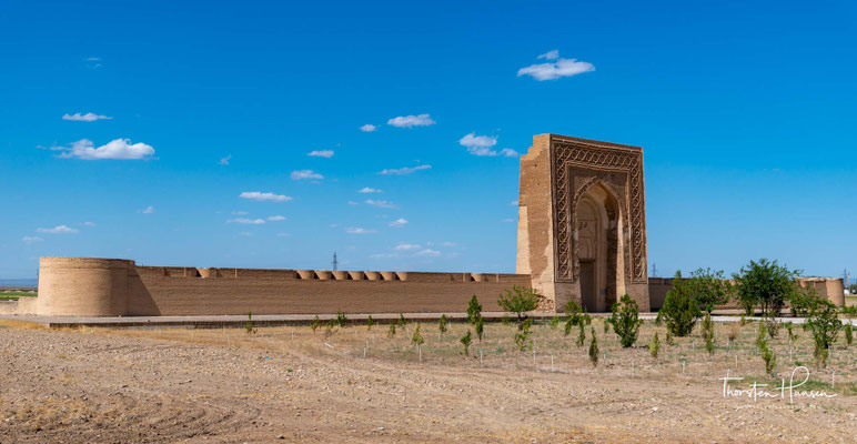 Rabati Malik, auch Ribat-i Malik genannt, ist ein historischer Karawanserei in Usbekistan. Sie entlang der Seidenstrasse gebaut worden im Auftrag von Karachanid Schams-al-Mulk Nasr, Sohn von Tamgachchan Ibragim, der von 1068 bis 11080 n.Chr. regiert  hat