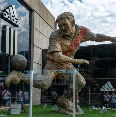 Das El Monumental wurde von 1936 bis 1938 erbaut und am 25. Mai 1938 mit einem Spiel zwischen River Plate und dem uruguayischen Klub Club Atlético Peñarol (3:1) eröffnet. 