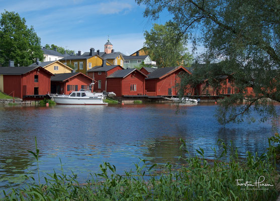 Ebenso wirkte der Bildhauer Ville Vallgren in Porvoo.