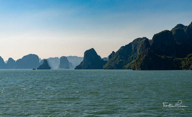 Der Name Vịnh Hạ Long (Hán Nôm: 泳下龍) bedeutet „Bucht des untertauchenden Drachen“ im Gegensatz zu Thang Long (aufsteigender Drache, dem alten Namen von Hanoi).