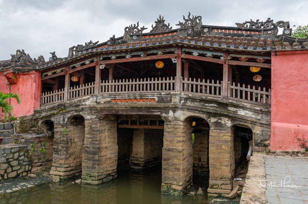 Chùa Cầu (auch: Japanische Brücke, vietnamesisch: Lai Vien Kieu (Brücke aus der Ferne))[1] ist ein historisches Baudenkmal der Stadt Hội An in Zentralvietnam.