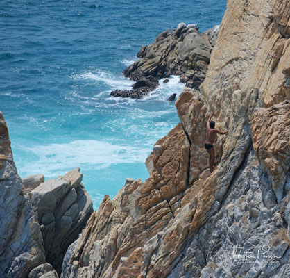 Die La Quebrada Cliff Divers sind eine Gruppe professioneller Spitzentaucher mit Sitz in Acapulco, Mexiko. Sie führen täglich Shows auf, bei denen 30 Meter oder 41 Meter von den Klippen von La Quebrada ins Meer hinunter getaucht werden.