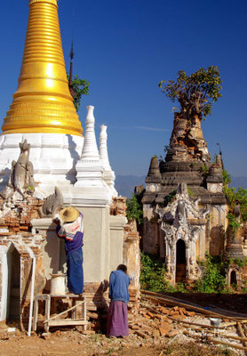 Der Pagodenwald liegt westlich des Inle-Sees und ist über einen Kanal erreichbar. Die ältesten Grab-Stupas dieses Friedhofs stammen aus dem 17. Jahrhundert,