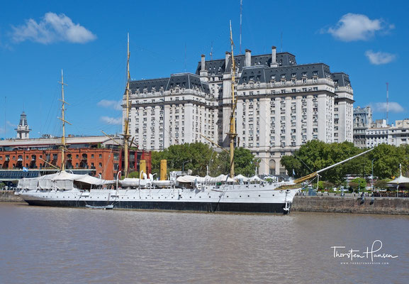Die Presidente Sarmiento auf ihrem dauerhaften Liegeplatz im Hafen von Buenos Aires