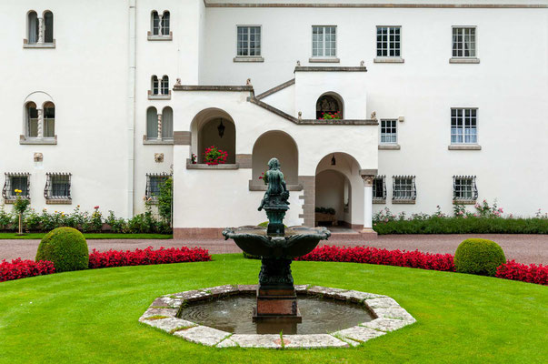 Schloss Solliden wurde auf Veranlassung Königin Viktorias von 1903 bis 1906 auf dem Gelände des 1806 ausgebrannten Schlosses Borgholm erbaut. 