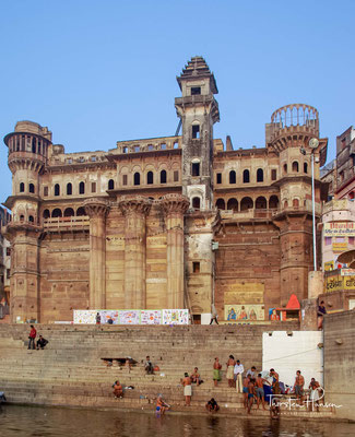 Munshi Ghat am Ganges in Varanasi. Die Hauptsehenswürdigkeit von Varanasi sind die rund 80 Ghats, die sich auf einer Länge von mehreren Kilometern nebeneinander direkt am westlichen Ganges-Ufer befinden und die alle dem Sonnenaufgang entgegen 