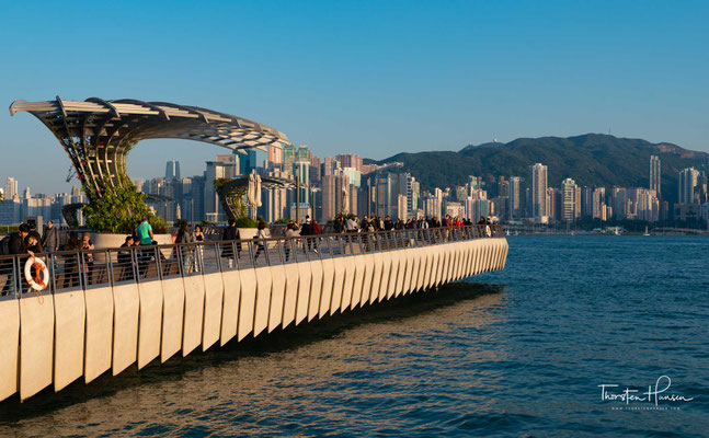 Durch viele international bekannte Filme, die in Hong Kong produziert wurden, sind die Sehenswürdigkeiten der Stadt auch vielen Europäern vertraut, obwohl sie noch nie hier gewesen sind. 