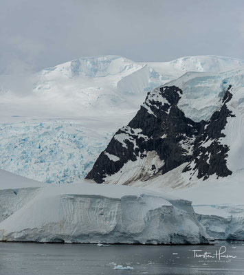 Der Festlandbereich der Antarktis bildet die größte Eiswüste der Erde.