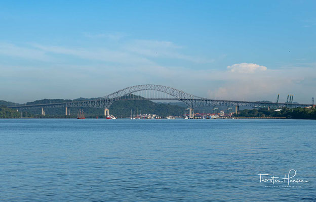 Westlich der Stadt befindet sich die Brücke der Amerikas (spanisch Puente de las Américas), eine 1.669,20 Meter lange Bogenbrücke, die über den Kanal führt.