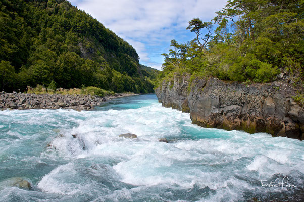 Am Fuß des Vulkans gibt es beeindruckende Wasserfälle und Stromschnellen, die Saltos de Petrohué.