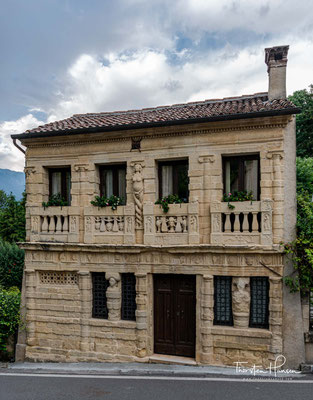 Die Casa Longobarda in der Via Sant' Anna ist mit bizarren Skulpturen und Reliefs geschmückt. 
