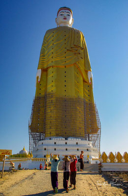Mit 116 Metern ist der Lay Kyun Sat Kyar der größte stehende Buddha in Myanmar und – würde man die Stufen, auf denen er steht berücksichtigen, sogar der Größte der Welt. 