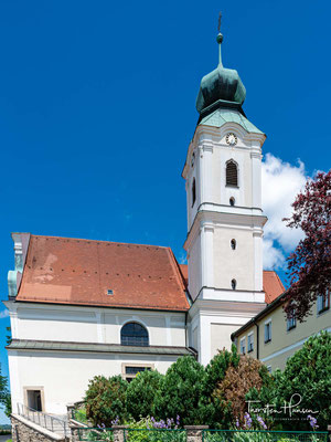 Die Klosterkirche St. Felix (Wallfahrtskirche St. Felix) der Franziskaner-Minoriten. Die 1710 nach Neustadt berufenen Kapuziner erwählten den hl. Felix von Cantalice zu ihrem Schutzpatron und machten ihn dadurch in Neustadt und Umgebung bekannt. 