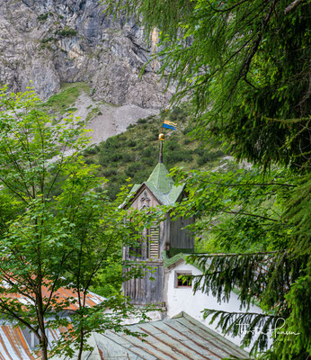 Große Bedeutung erlangte das Halltal durch über 700 Jahre lang betriebenen Salzbergbau und der damit verbundenen Saline in Hall in Tirol. 