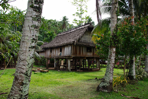 Das Dorf Aibom am Chambri See und Sepik River