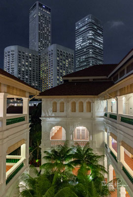 Das Raffles Hotel wurde von den vier armenischen Brüdern Martin, Tigran, Aviet und Arshak Sarkies gegründet. Sie eröffneten an der Beach Road und Bras Basah Road am 1. Dezember 1887 einen Bungalow im Kolonialstil mit zehn Zimmern. 