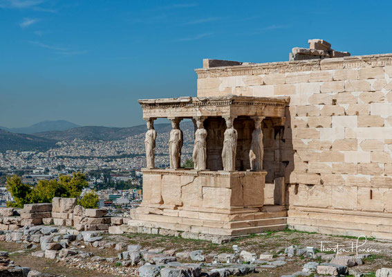 Bekannt ist das Erechtheion vor allem durch eine Vorhalle, die anstelle von Säulen von sechs überlebensgroßen Mädchenfiguren (korai) getragen wird. 