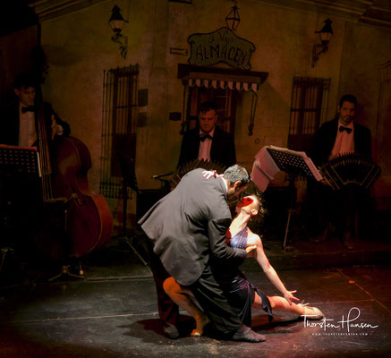Unter dem Oberbegriff Tango wird sowohl der Tanz als auch die Musikrichtung Tango verstanden.
