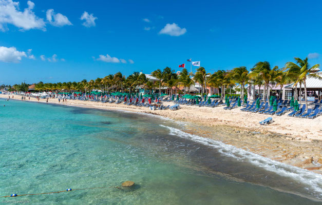 Vom Schiff blickt der Besucher auf den Internationalen Flughafen und den nahegelegenen Governor’s Beach, der als einer der schönsten Strände der Insel gilt. 