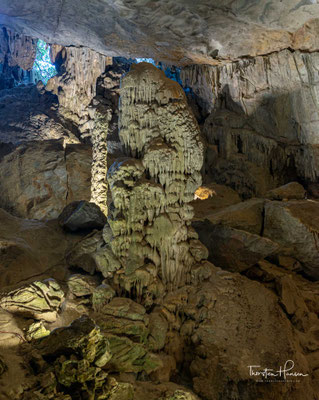 An der nördlichen Wand der Grotte scheint eine Gruppe von Feen zu tanzen und singen in der Hochzeit. 