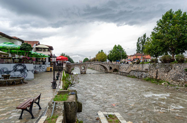 Zu den Wahrzeichen der Stadt gehört die alte osmanische Steinbrücke (alb. Ura e gurit; serb. Камеңи мост/Kameni most; türk. Taş köprüsu). Sie verbindet die alten Stadtteile Prizrens und umspannt die Bistrica (alb. Lumëbardh).